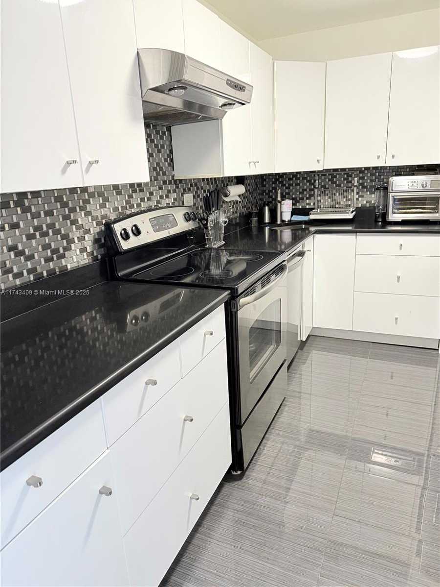 Small Image of 5601 Collins Ave, Miami Beach, FL 33140, USA Number 20
