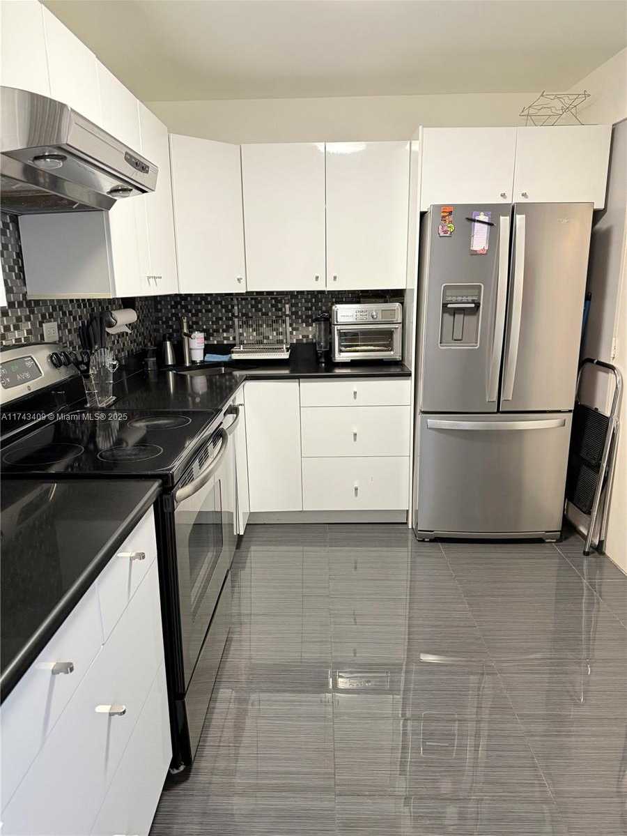 Small Image of 5601 Collins Ave, Miami Beach, FL 33140, USA Number 21