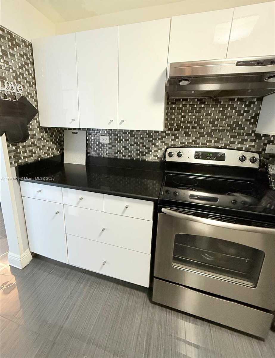 Small Image of 5601 Collins Ave, Miami Beach, FL 33140, USA Number 24