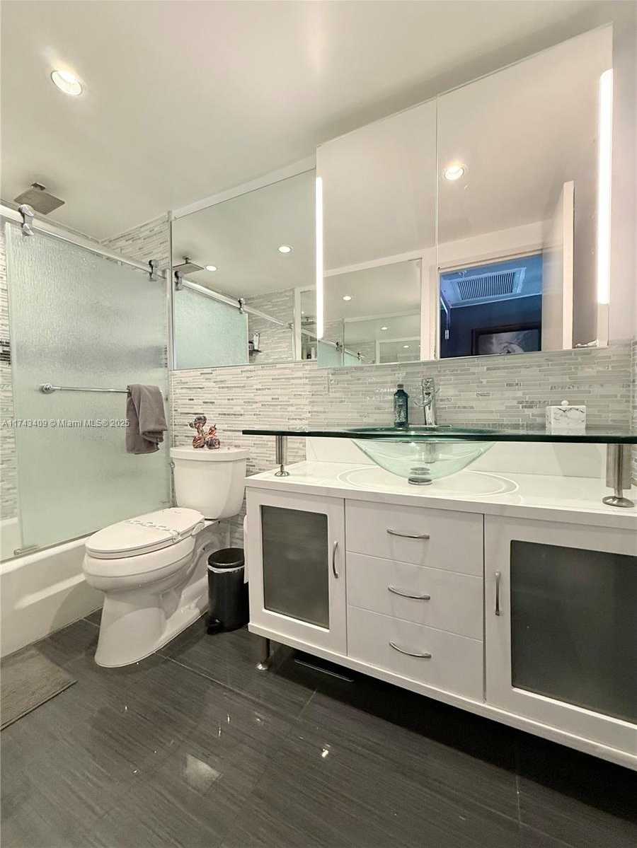 Small Image of 5601 Collins Ave, Miami Beach, FL 33140, USA Number 32