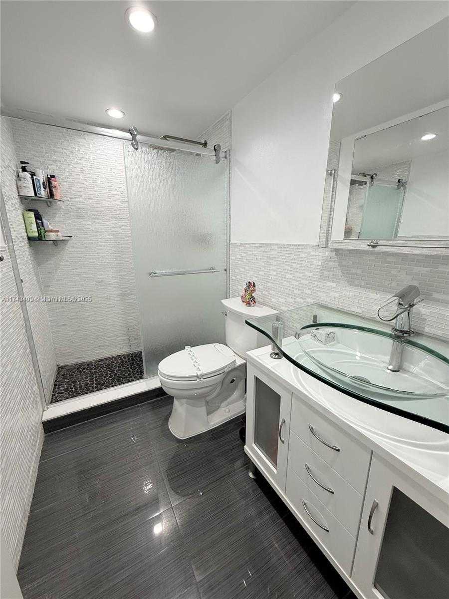 Small Image of 5601 Collins Ave, Miami Beach, FL 33140, USA Number 39