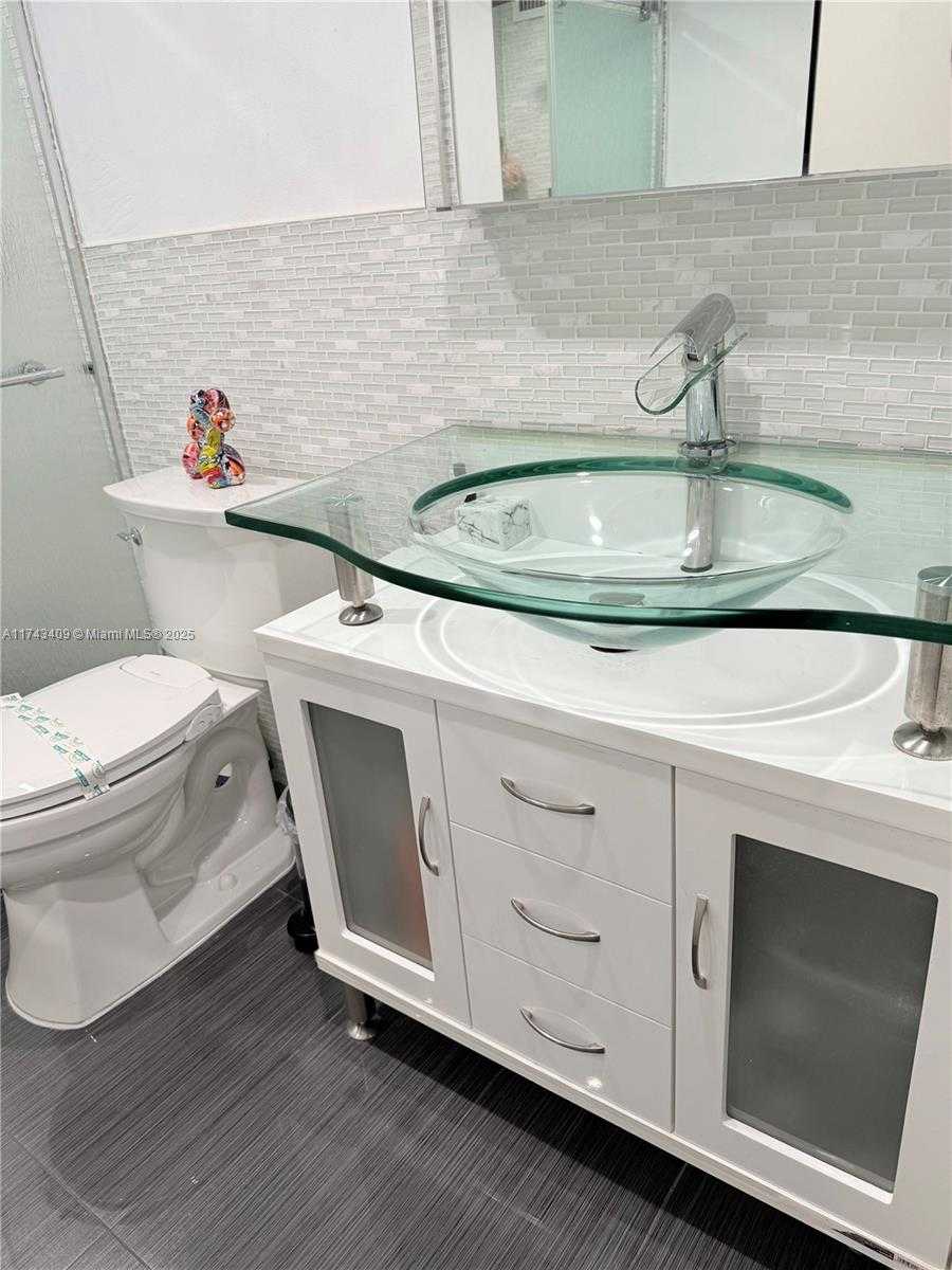 Small Image of 5601 Collins Ave, Miami Beach, FL 33140, USA Number 40