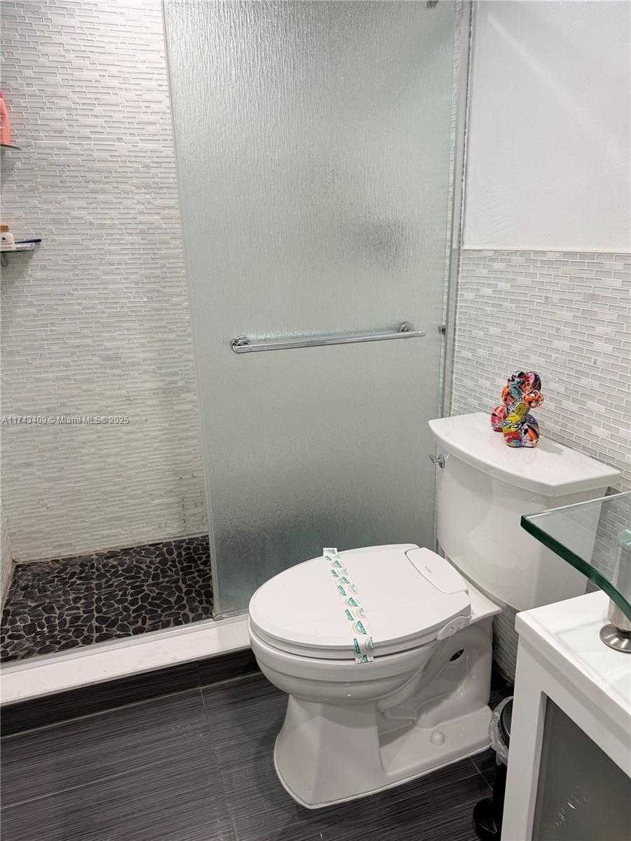 Small Image of 5601 Collins Ave, Miami Beach, FL 33140, USA Number 41