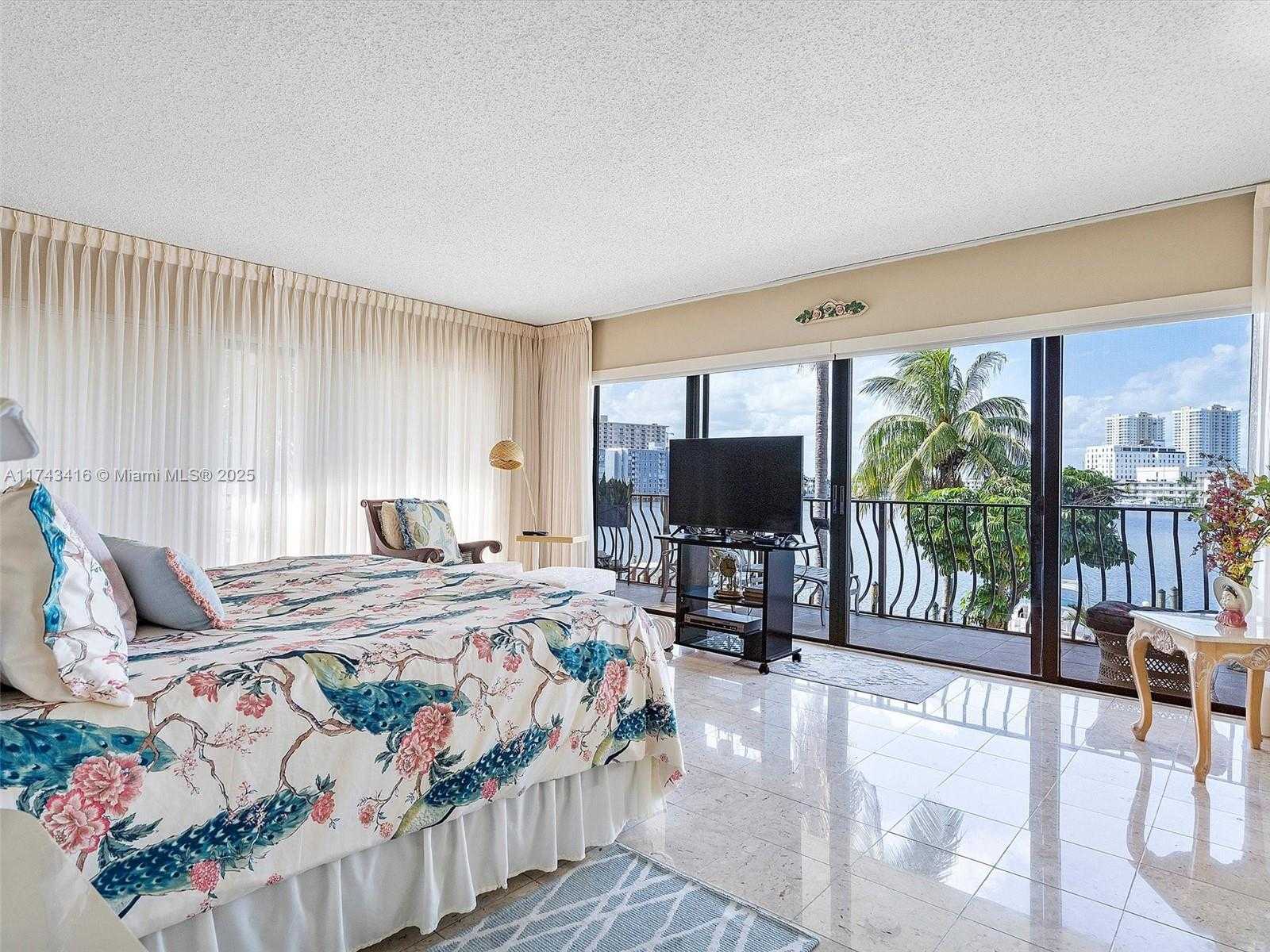 Small Image of 136 GOLDEN ISLES DR #301, Hallandale Beach Number 18