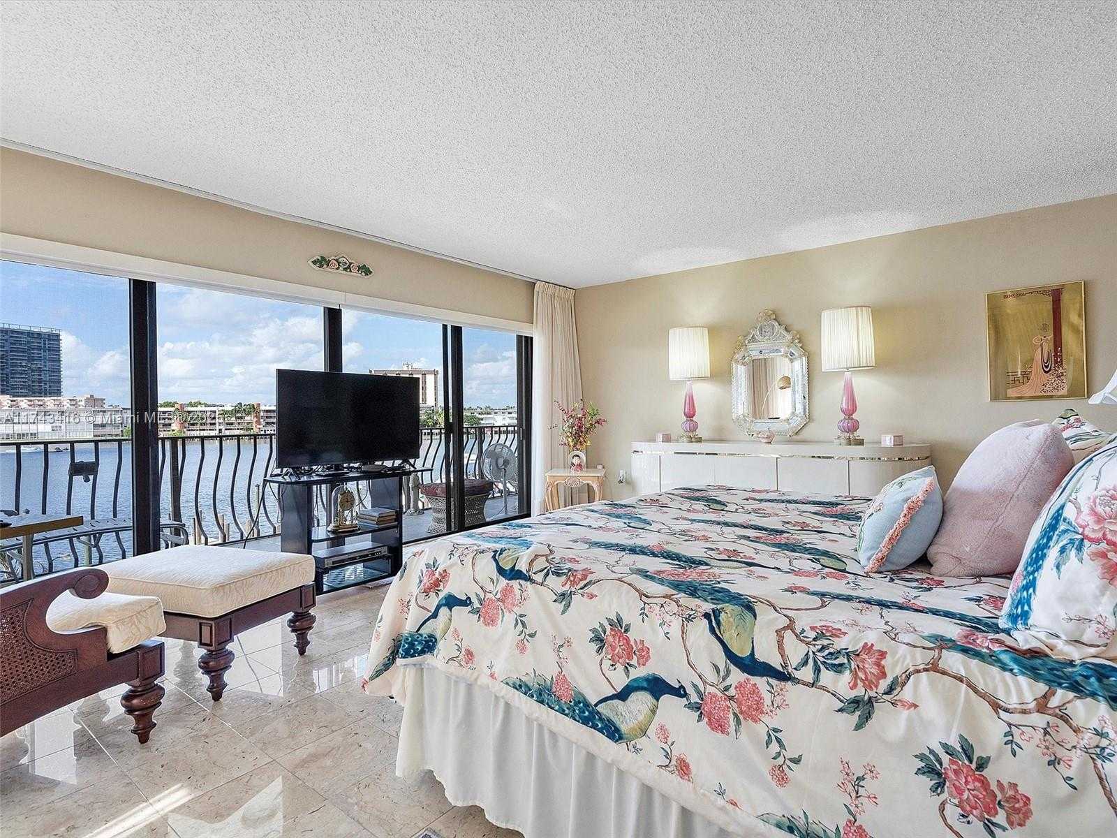Small Image of 136 GOLDEN ISLES DR #301, Hallandale Beach Number 19
