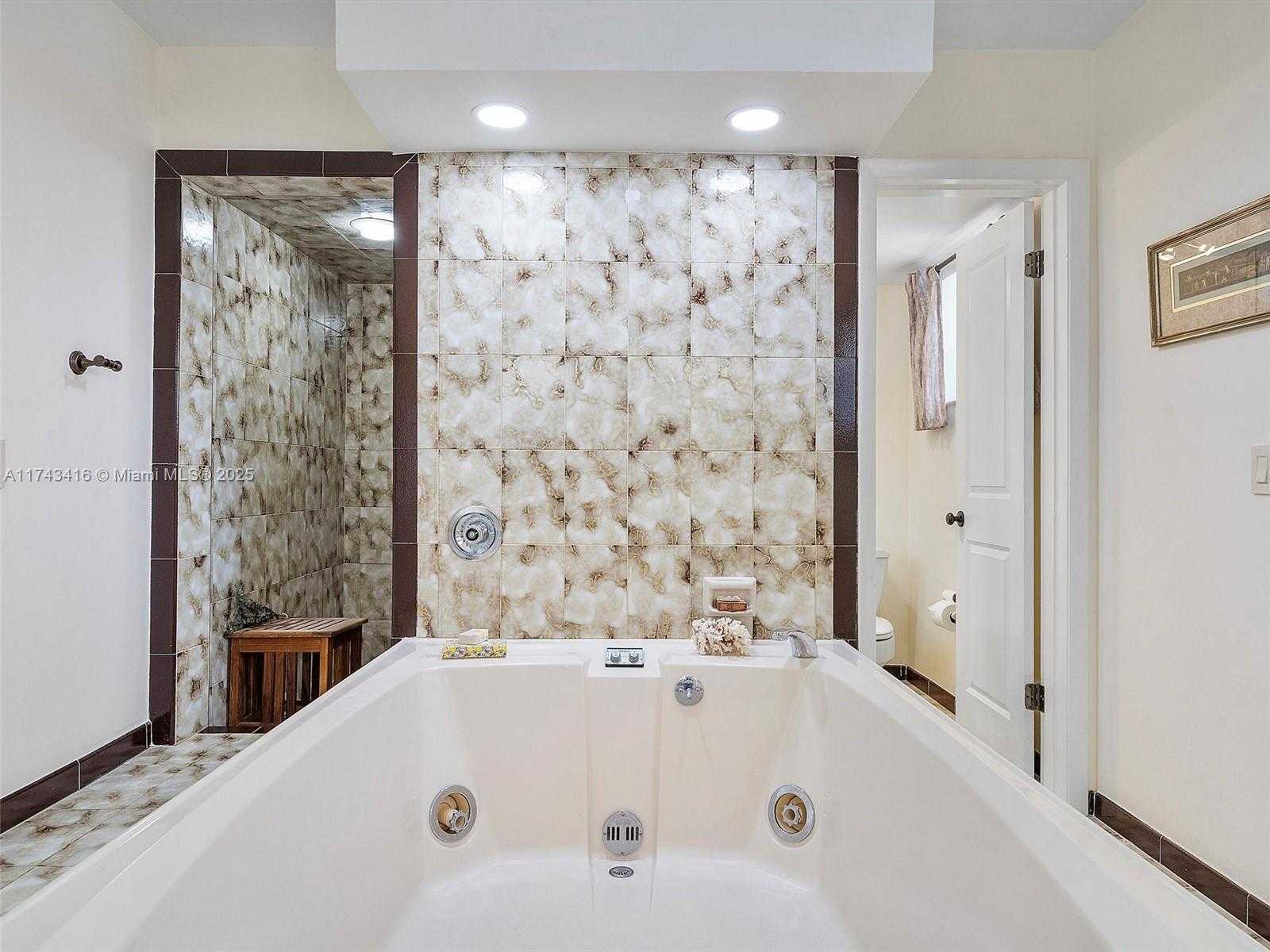 Small Image of 136 GOLDEN ISLES DR #301, Hallandale Beach Number 22