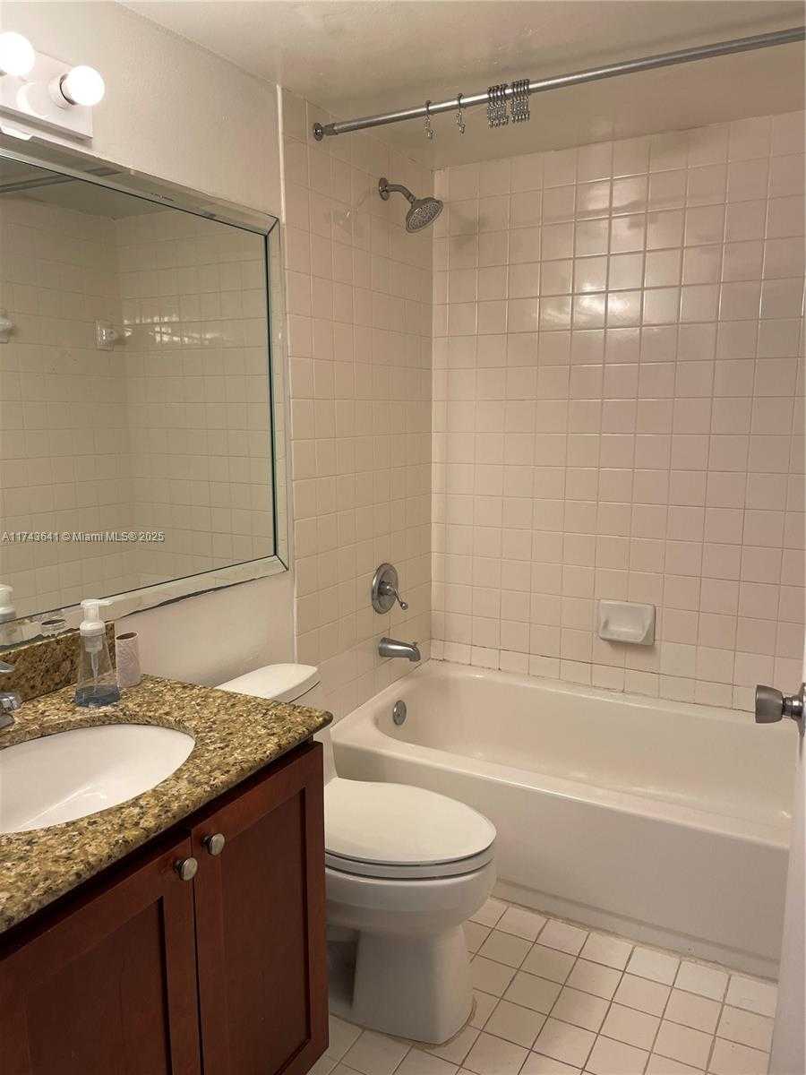 Small Image of 770 CLAUGHTON ISLAND DR #410, Miami Number 17