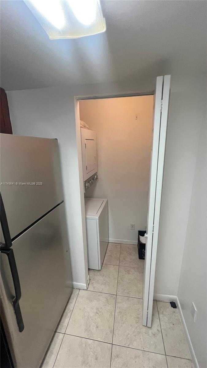 Small Image of 770 CLAUGHTON ISLAND DR #410, Miami Number 30