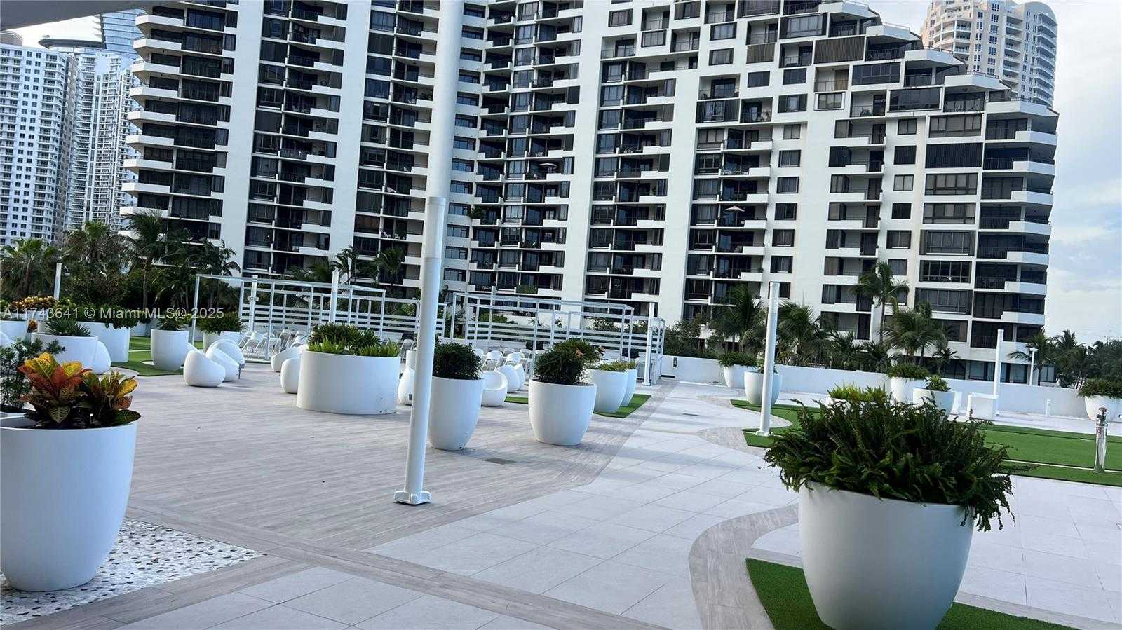Small Image of 770 CLAUGHTON ISLAND DR #410, Miami Number 52