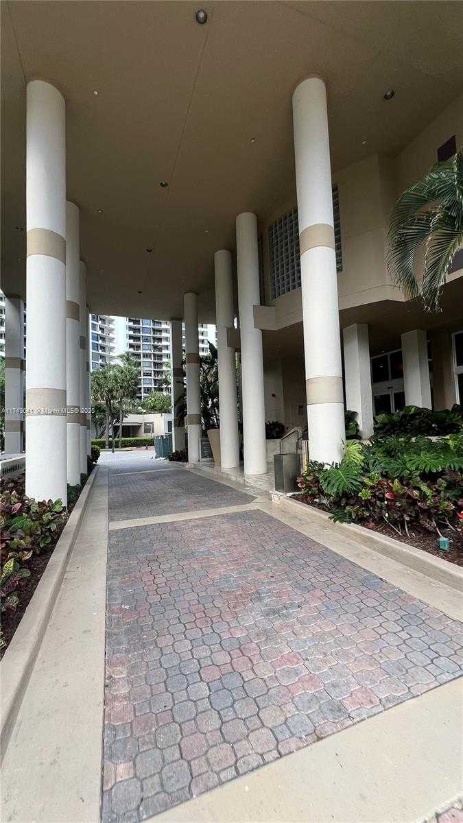 Small Image of 770 CLAUGHTON ISLAND DR #410, Miami Number 76