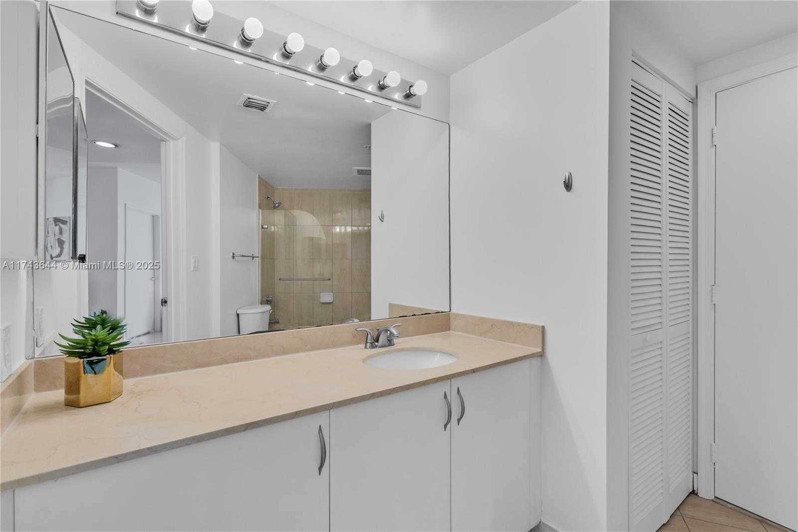 Small Image of 1750 NORTH BAYSHORE DR #1602, Miami Number 24