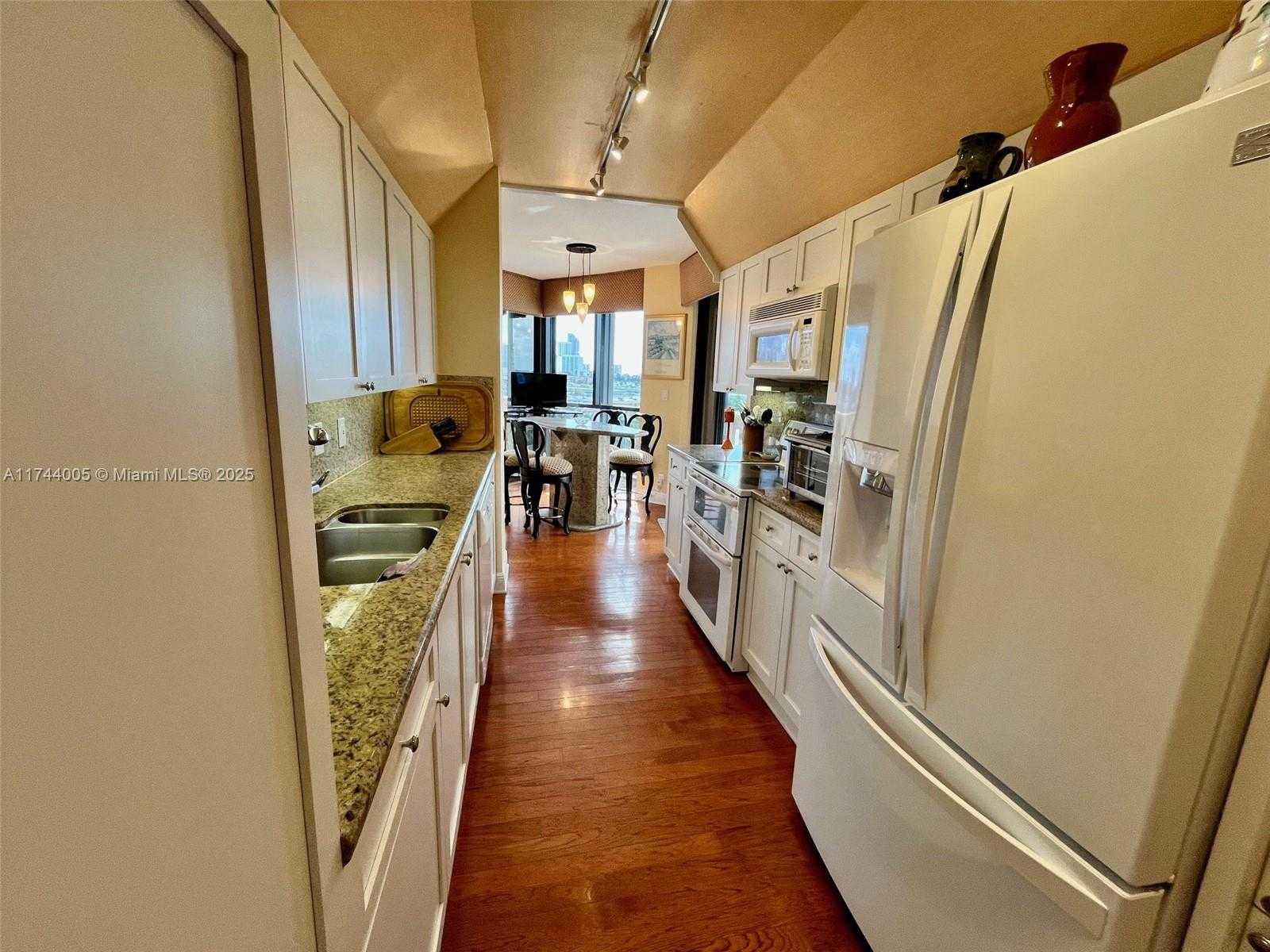 Small Image of 1000 WEST ISLAND BLVD #803, Aventura Number 14