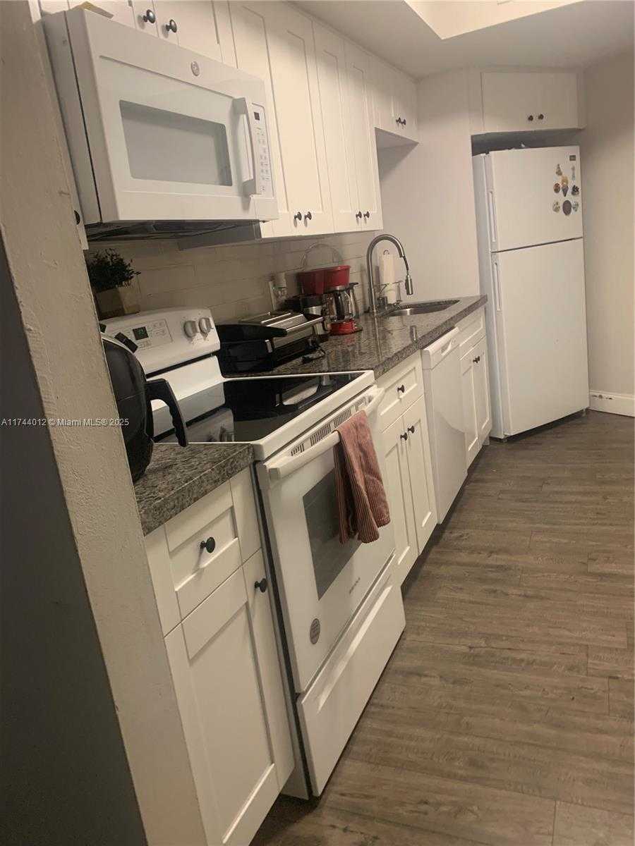 Small Image of 505 SPENCER DR #101, West Palm Beach Number 2