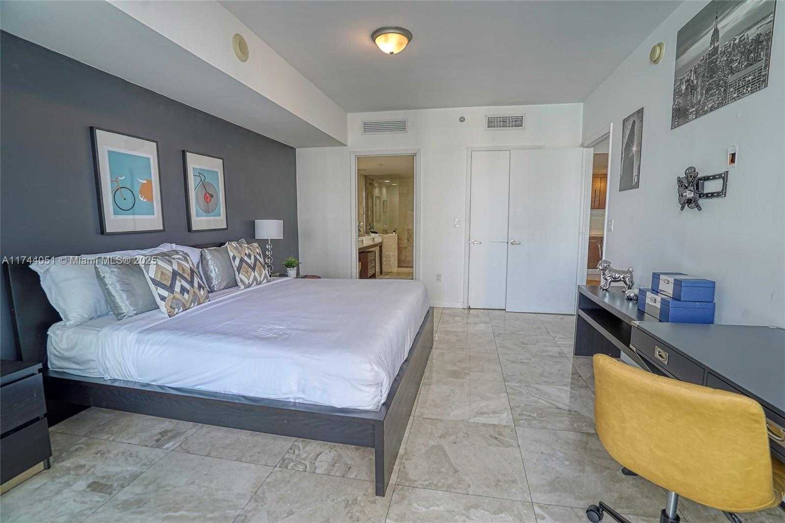 Small Image of 485 BRICKELL AVE #1701, Miami Number 10