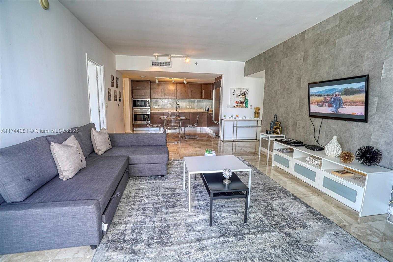 Small Image of 485 BRICKELL AVE #1701, Miami Number 3