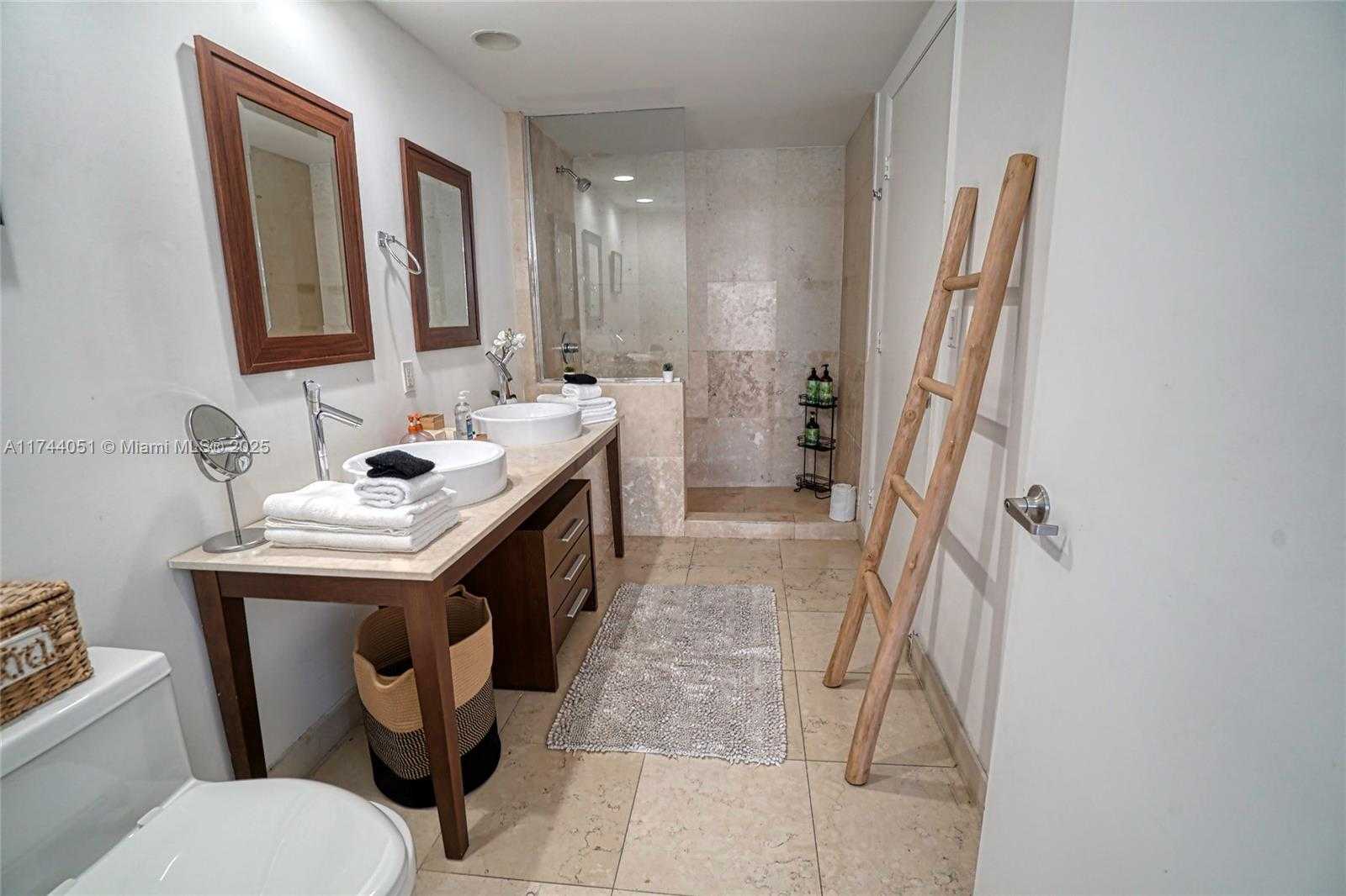 Small Image of 485 BRICKELL AVE #1701, Miami Number 6
