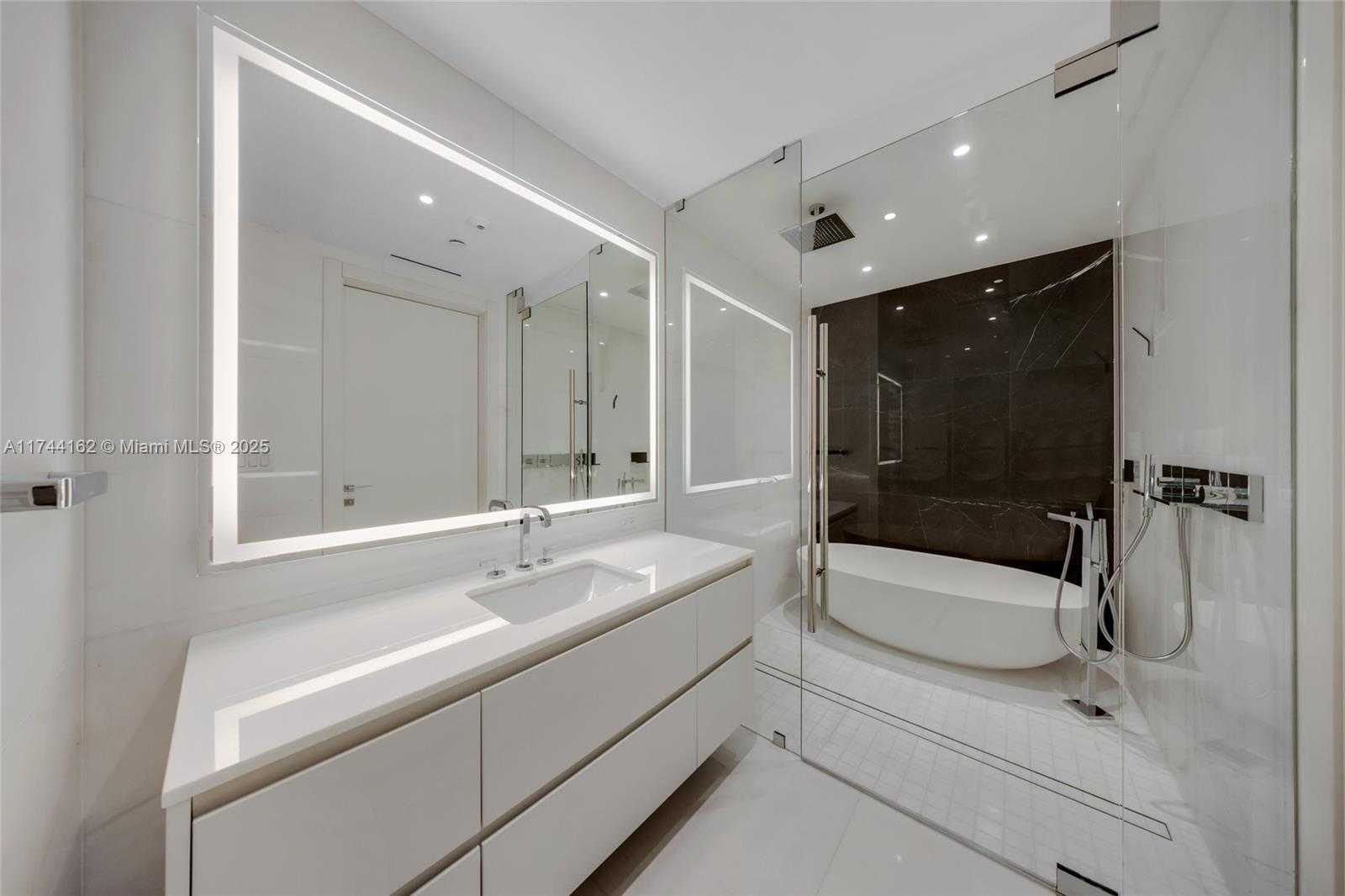 Small Image of 300 BISCAYNE BLVD WAY #805, Miami Number 4