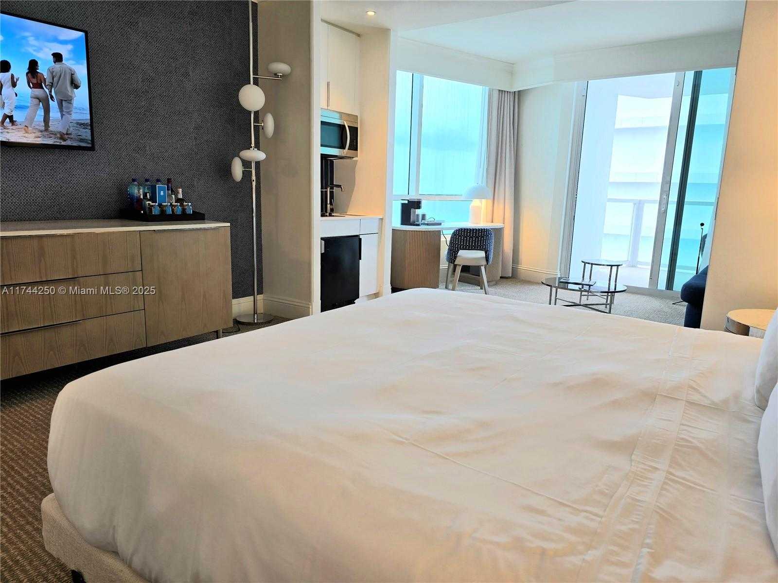 Small Image of 4401 COLLINS AVE #1401, Miami Beach Number 3