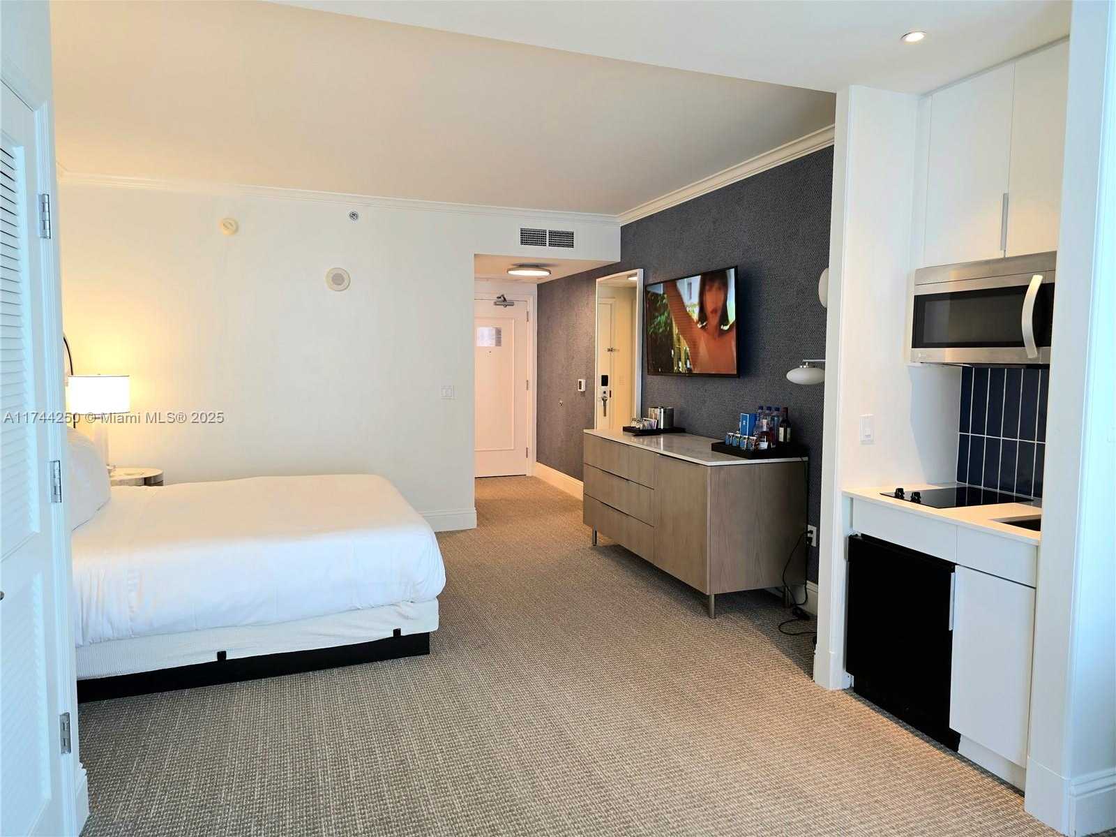 Small Image of 4401 COLLINS AVE #1401, Miami Beach Number 5