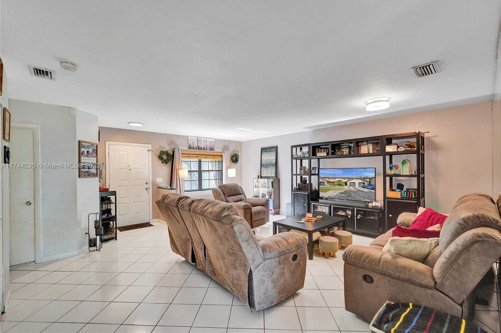 Small Image of 9007 VINEYARD LAKE DR #9007, Plantation Number 10