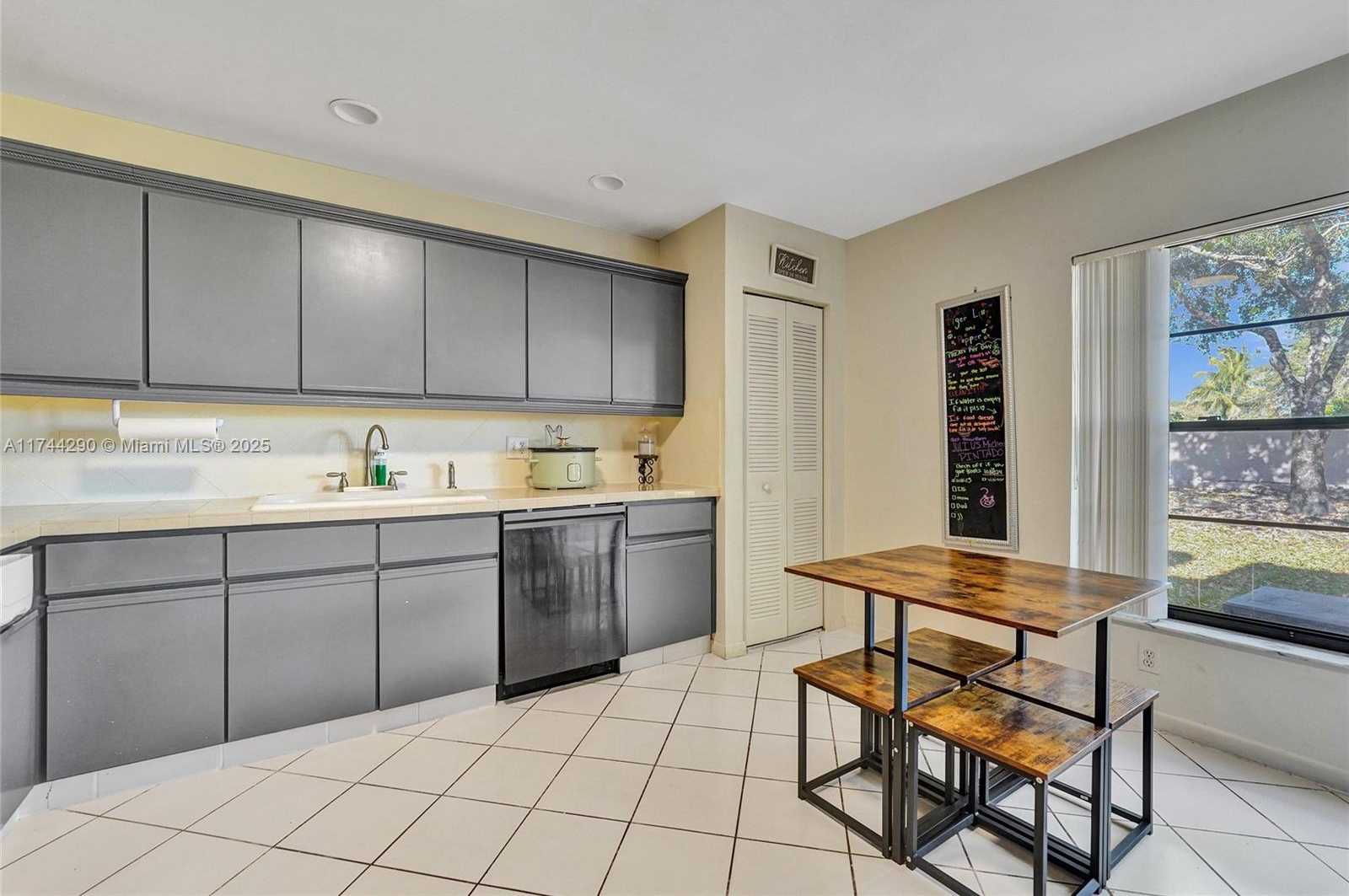 Small Image of 9007 VINEYARD LAKE DR #9007, Plantation Number 16
