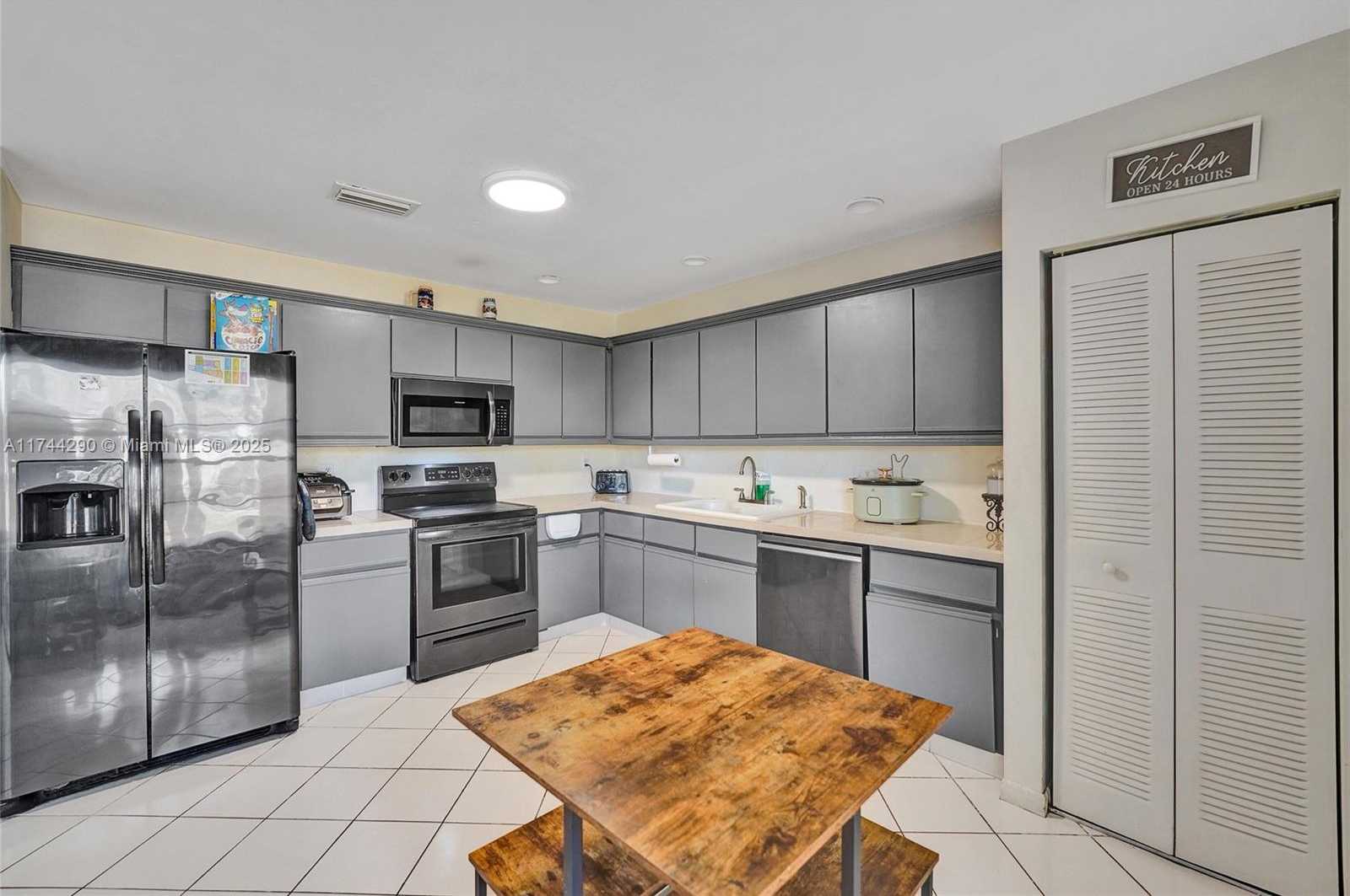 Small Image of 9007 VINEYARD LAKE DR #9007, Plantation Number 17