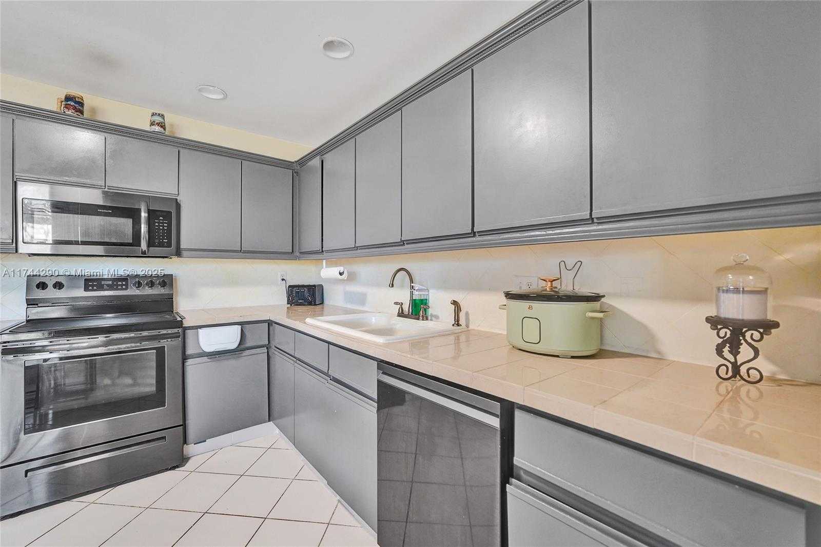 Small Image of 9007 VINEYARD LAKE DR #9007, Plantation Number 23