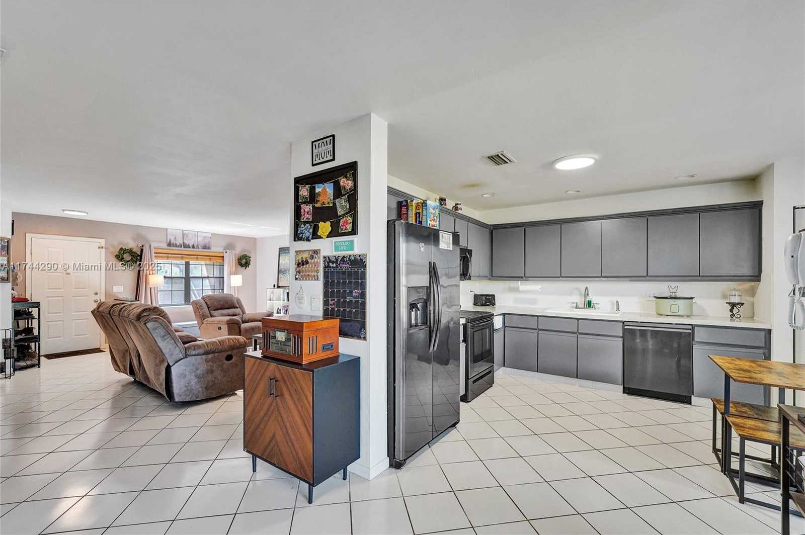 Small Image of 9007 VINEYARD LAKE DR #9007, Plantation Number 26