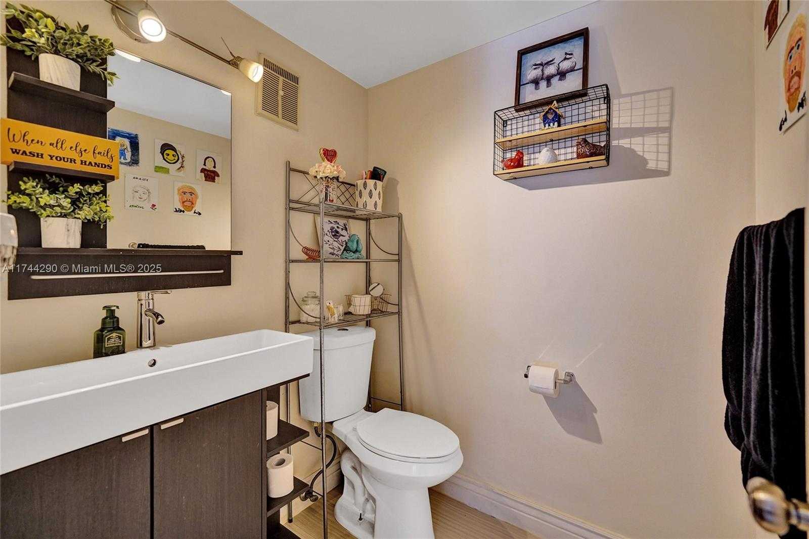 Small Image of 9007 VINEYARD LAKE DR #9007, Plantation Number 32