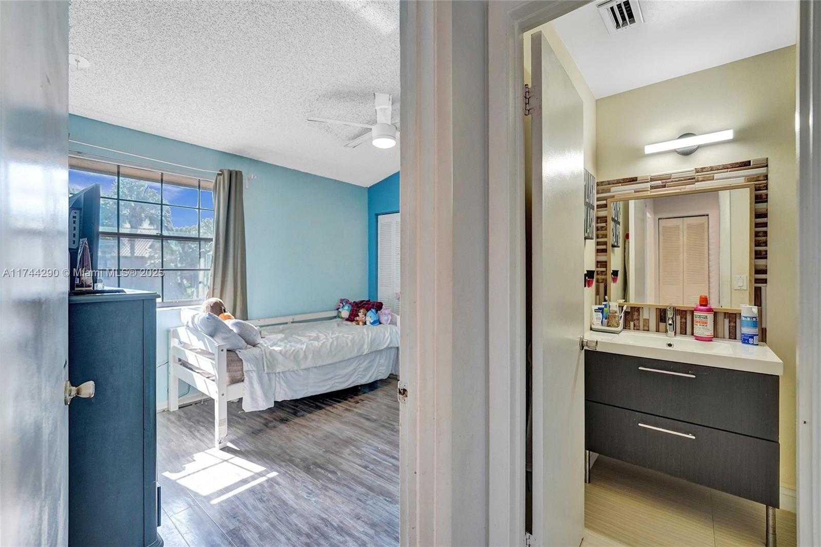 Small Image of 9007 VINEYARD LAKE DR #9007, Plantation Number 39