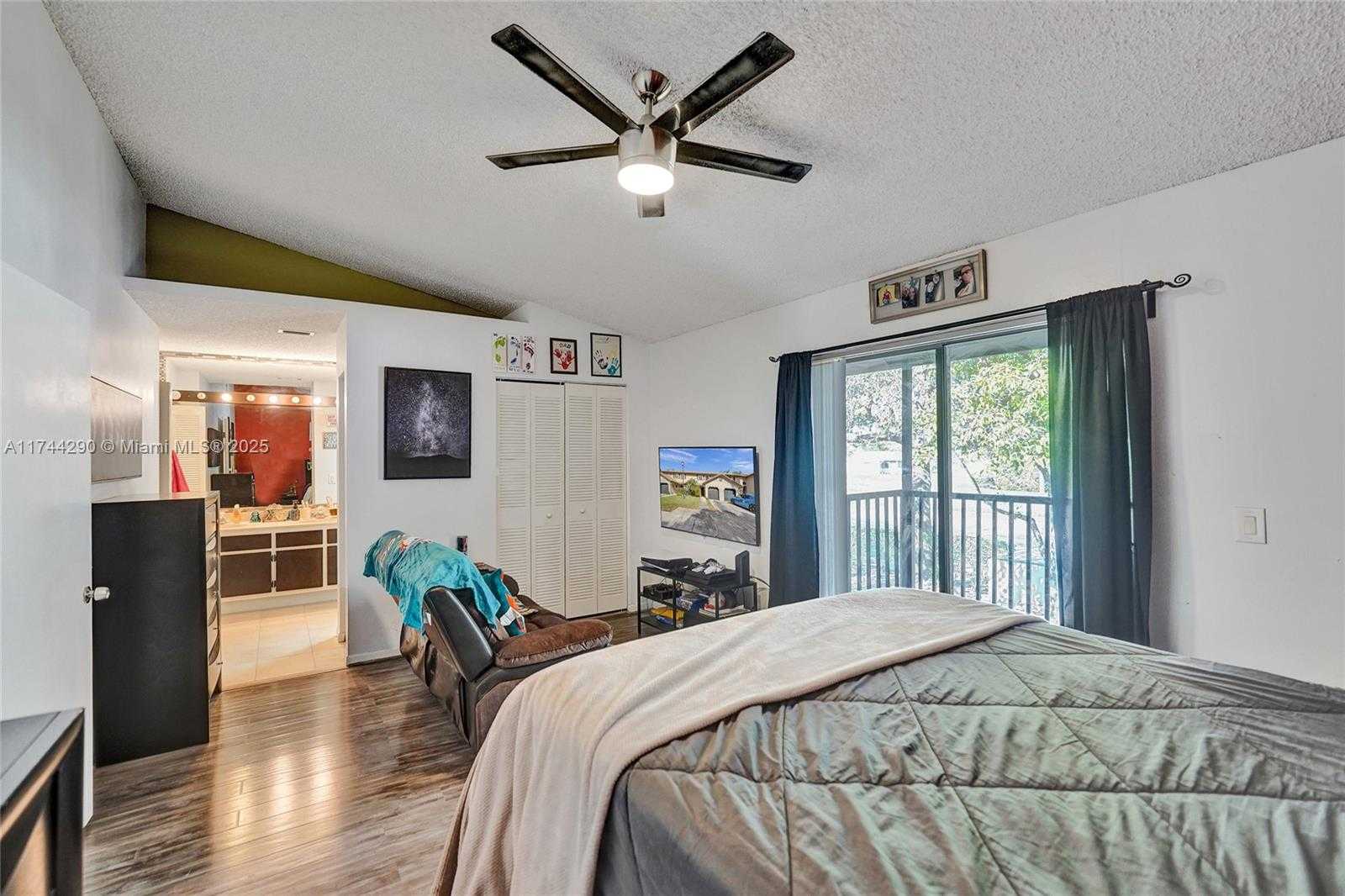 Small Image of 9007 VINEYARD LAKE DR #9007, Plantation Number 49