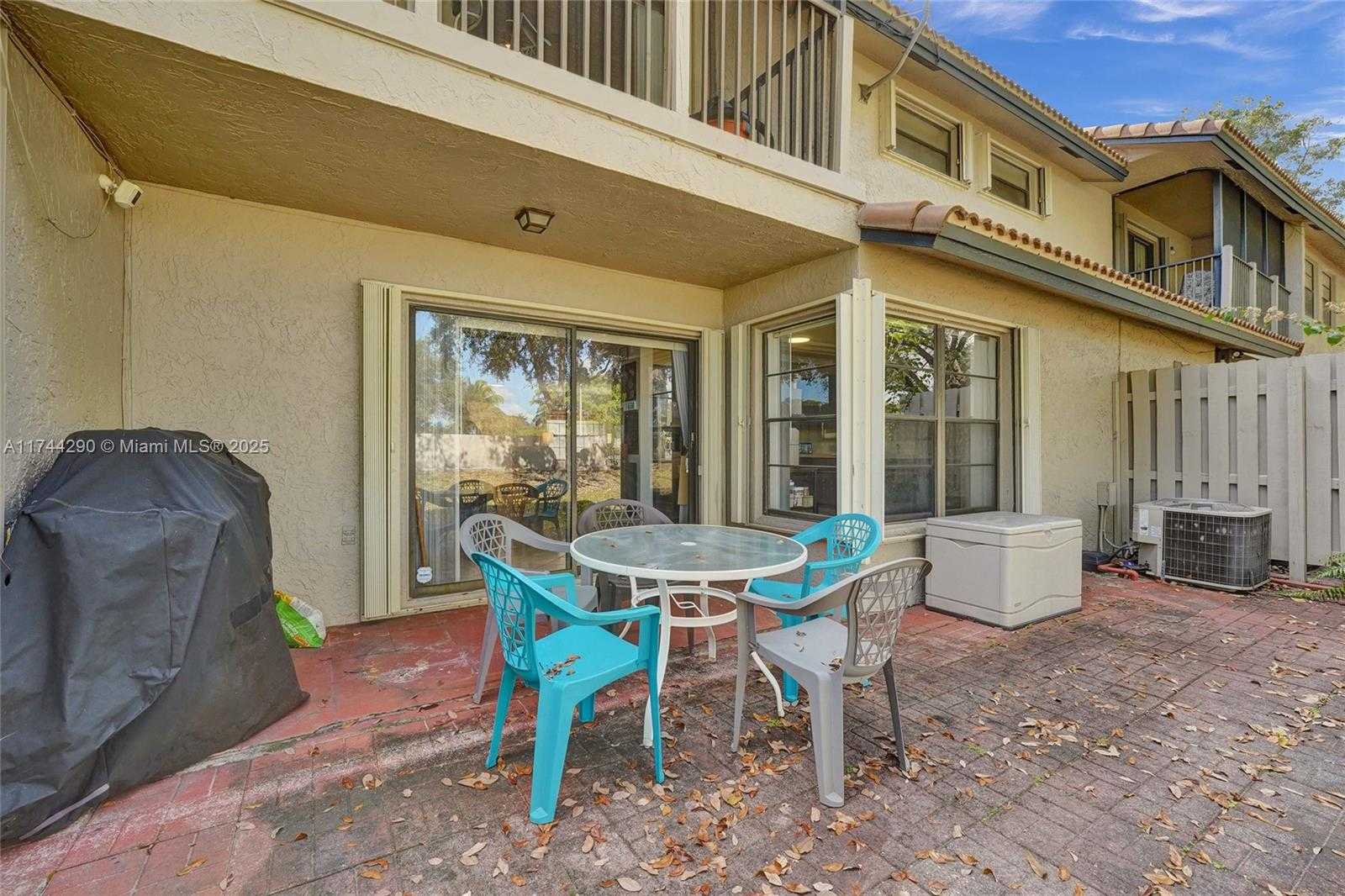 Small Image of 9007 VINEYARD LAKE DR #9007, Plantation Number 64