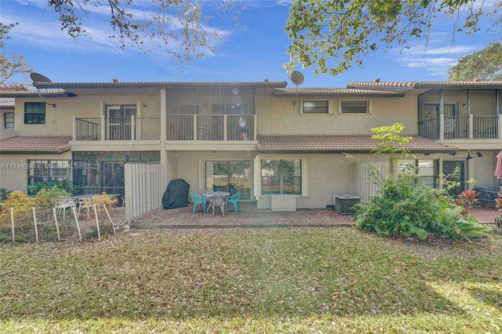 Small Image of 9007 VINEYARD LAKE DR #9007, Plantation Number 67