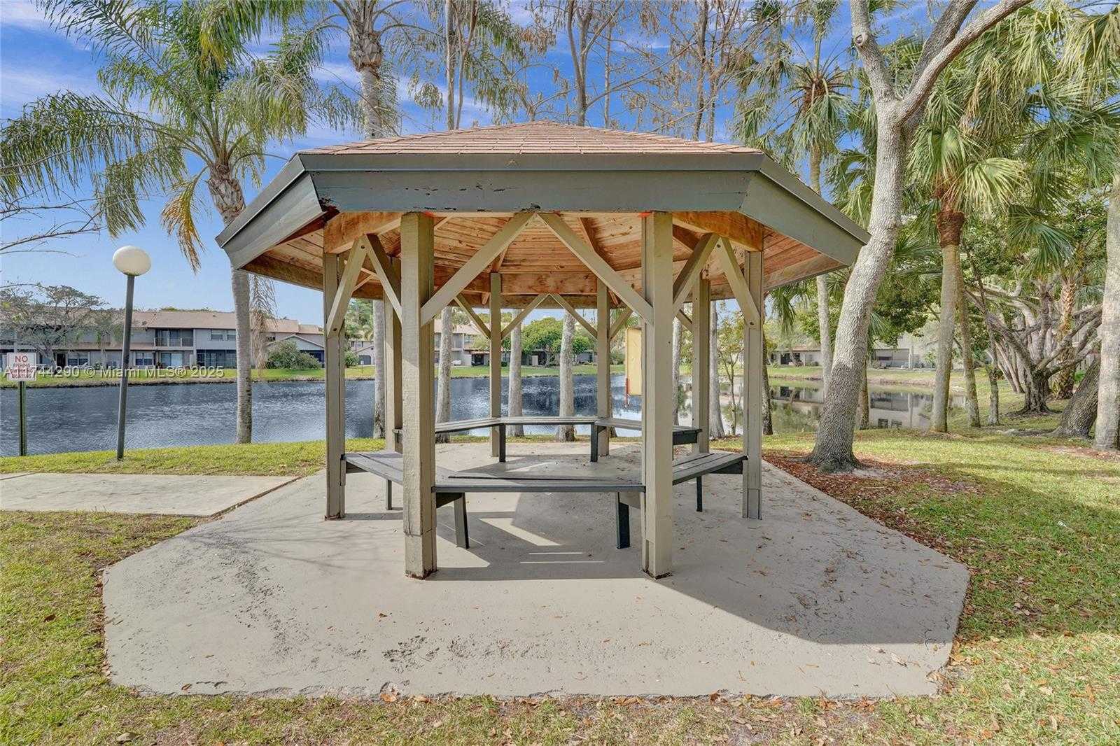 Small Image of 9007 VINEYARD LAKE DR #9007, Plantation Number 76