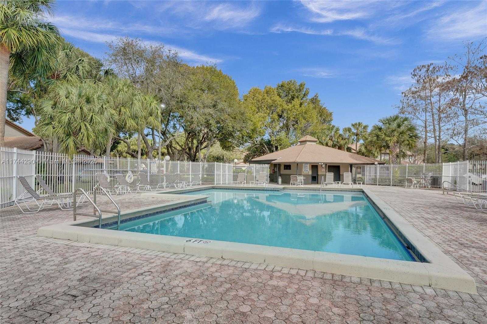 Small Image of 9007 VINEYARD LAKE DR #9007, Plantation Number 80