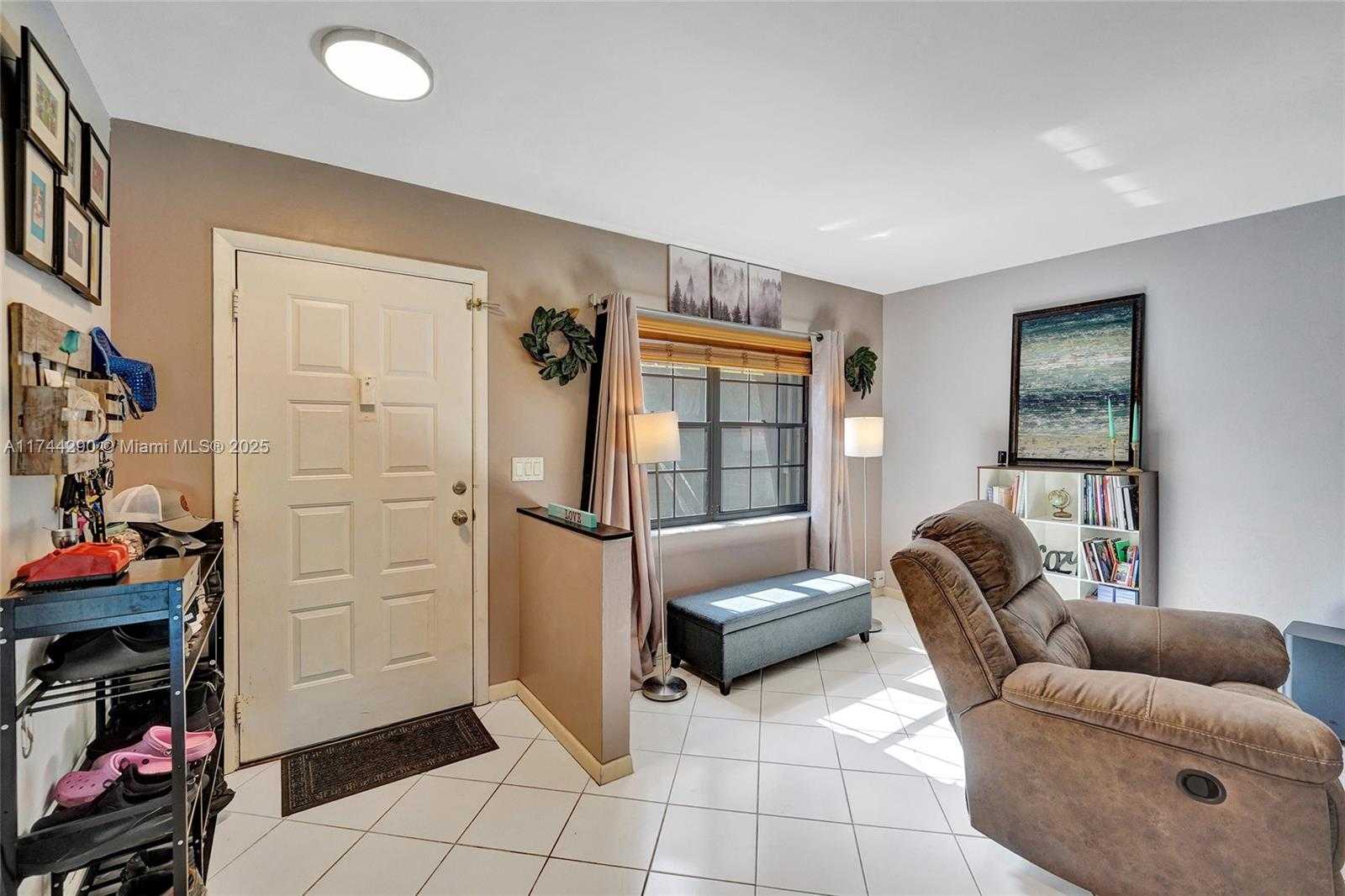 Small Image of 9007 VINEYARD LAKE DR #9007, Plantation Number 9