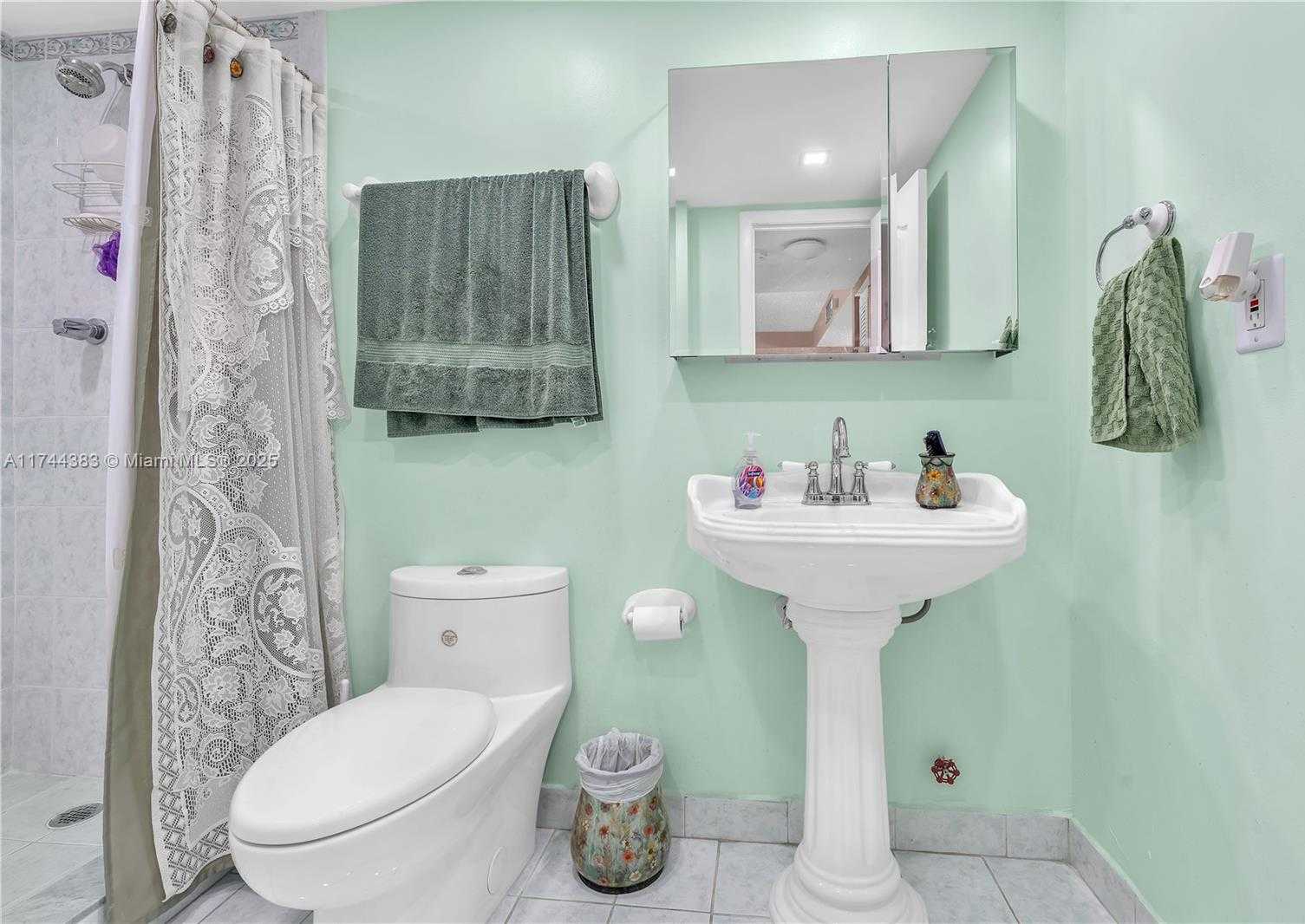 Small Image of 4675 W 18th Ct, Hialeah, FL 33012, USA Number 29