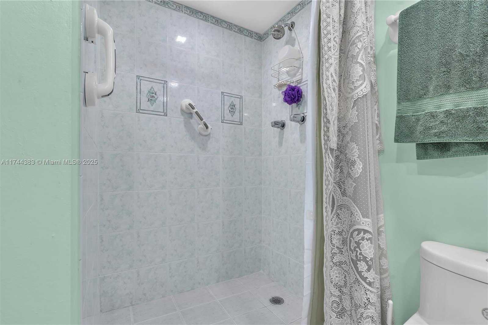 Small Image of 4675 W 18th Ct, Hialeah, FL 33012, USA Number 30