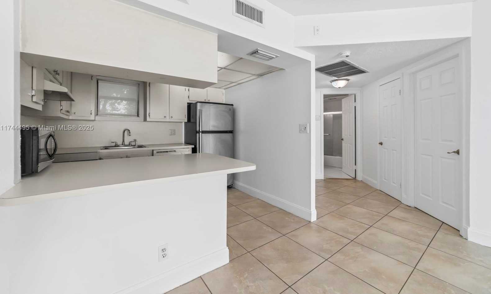 Small Image of 8290 LAKE DR #549, Doral Number 11