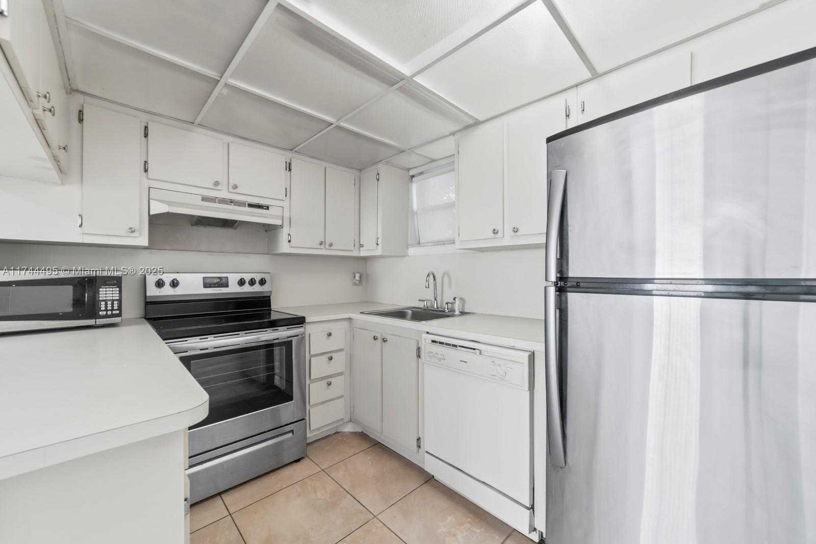 Small Image of 8290 LAKE DR #549, Doral Number 12