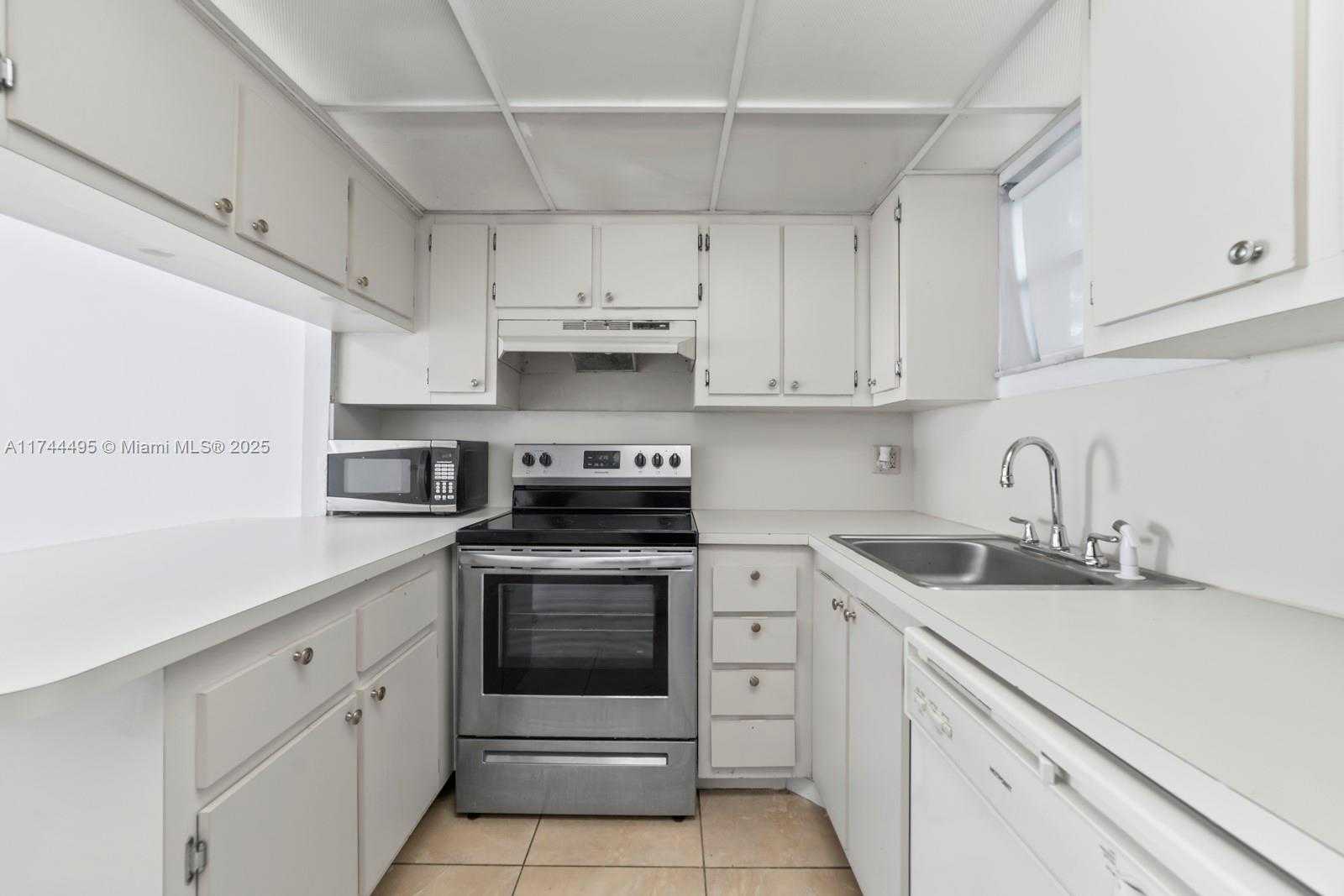 Small Image of 8290 LAKE DR #549, Doral Number 13