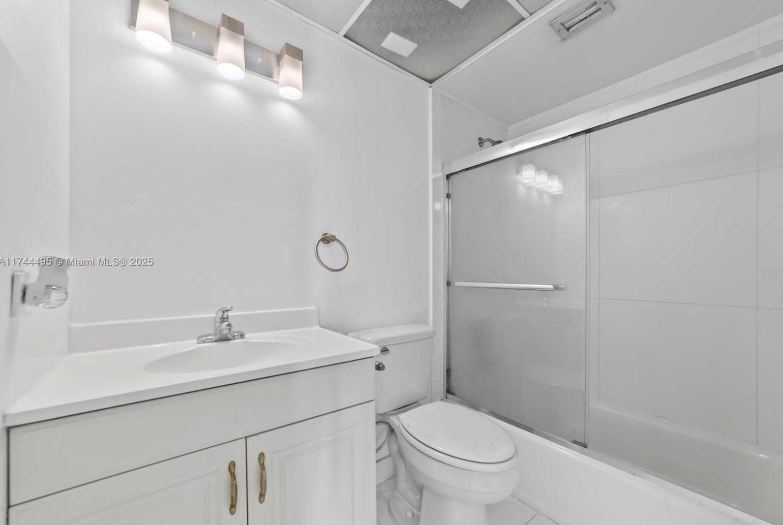 Small Image of 8290 LAKE DR #549, Doral Number 15