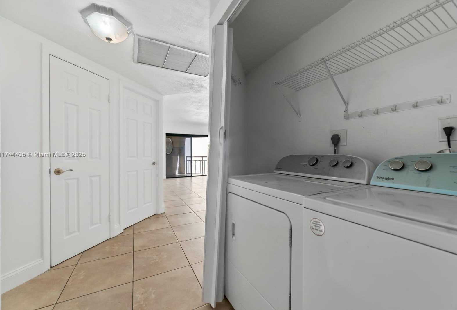 Small Image of 8290 LAKE DR #549, Doral Number 16