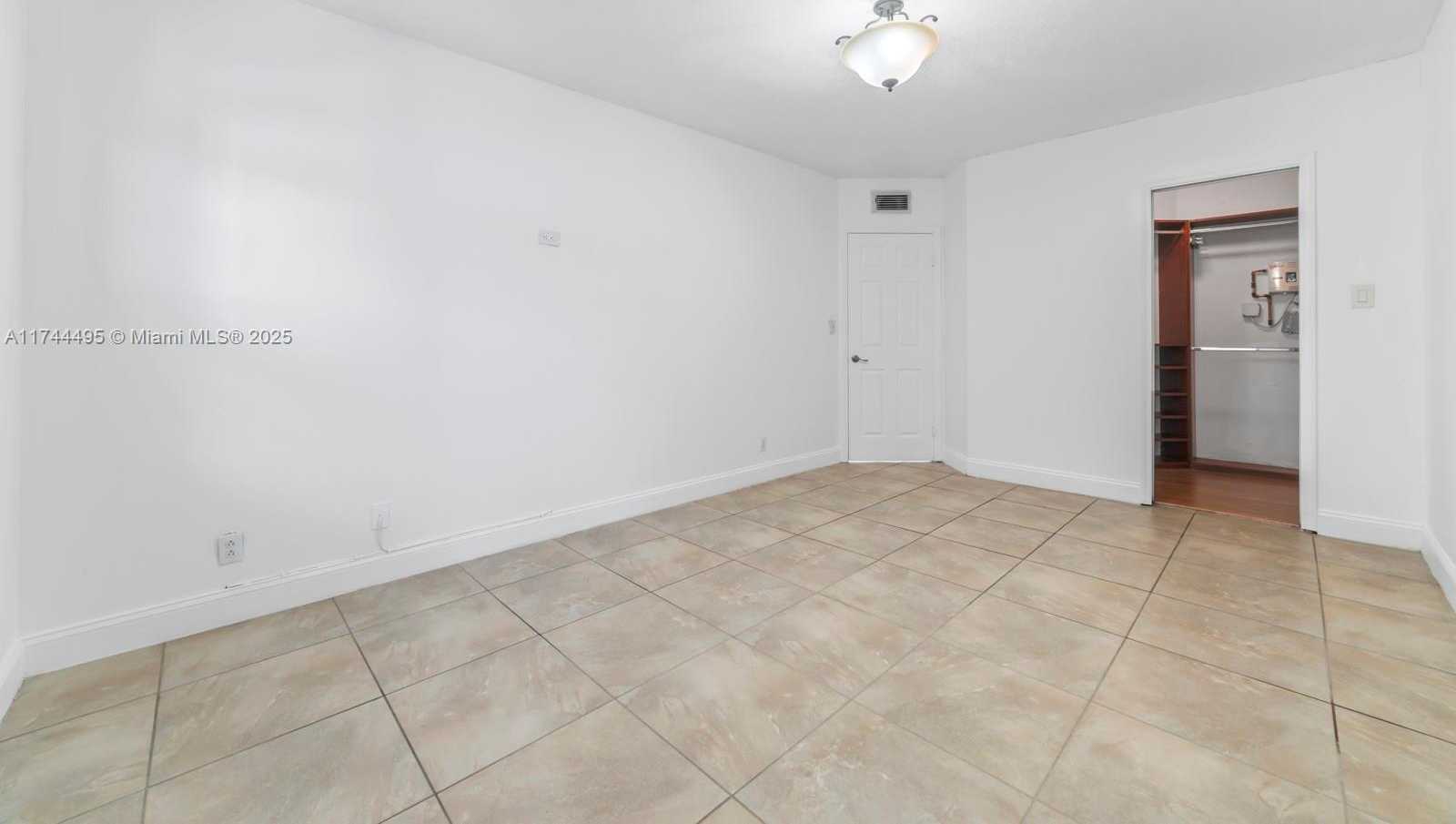 Small Image of 8290 LAKE DR #549, Doral Number 18
