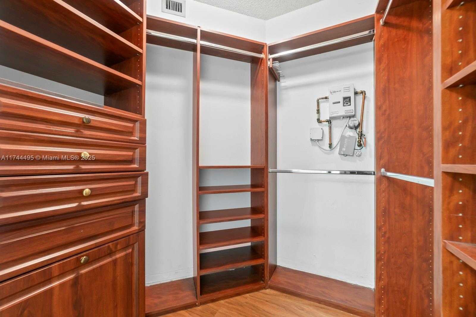 Small Image of 8290 LAKE DR #549, Doral Number 19