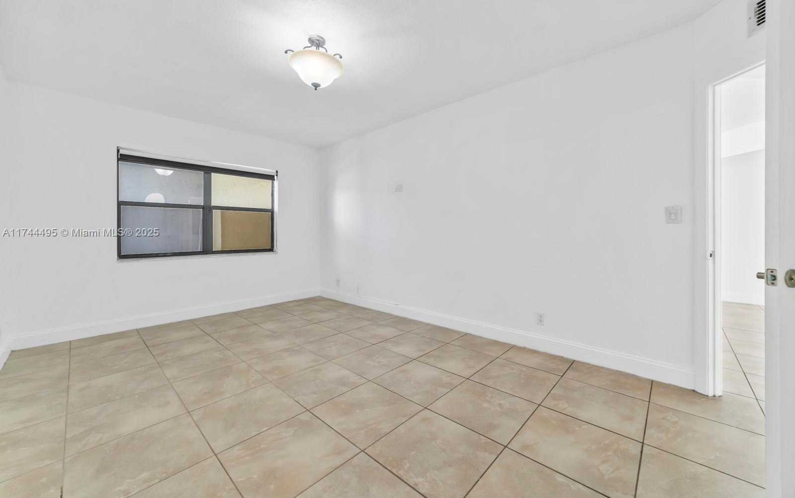 Small Image of 8290 LAKE DR #549, Doral Number 20