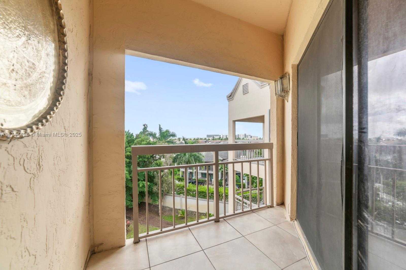 Small Image of 8290 LAKE DR #549, Doral Number 21