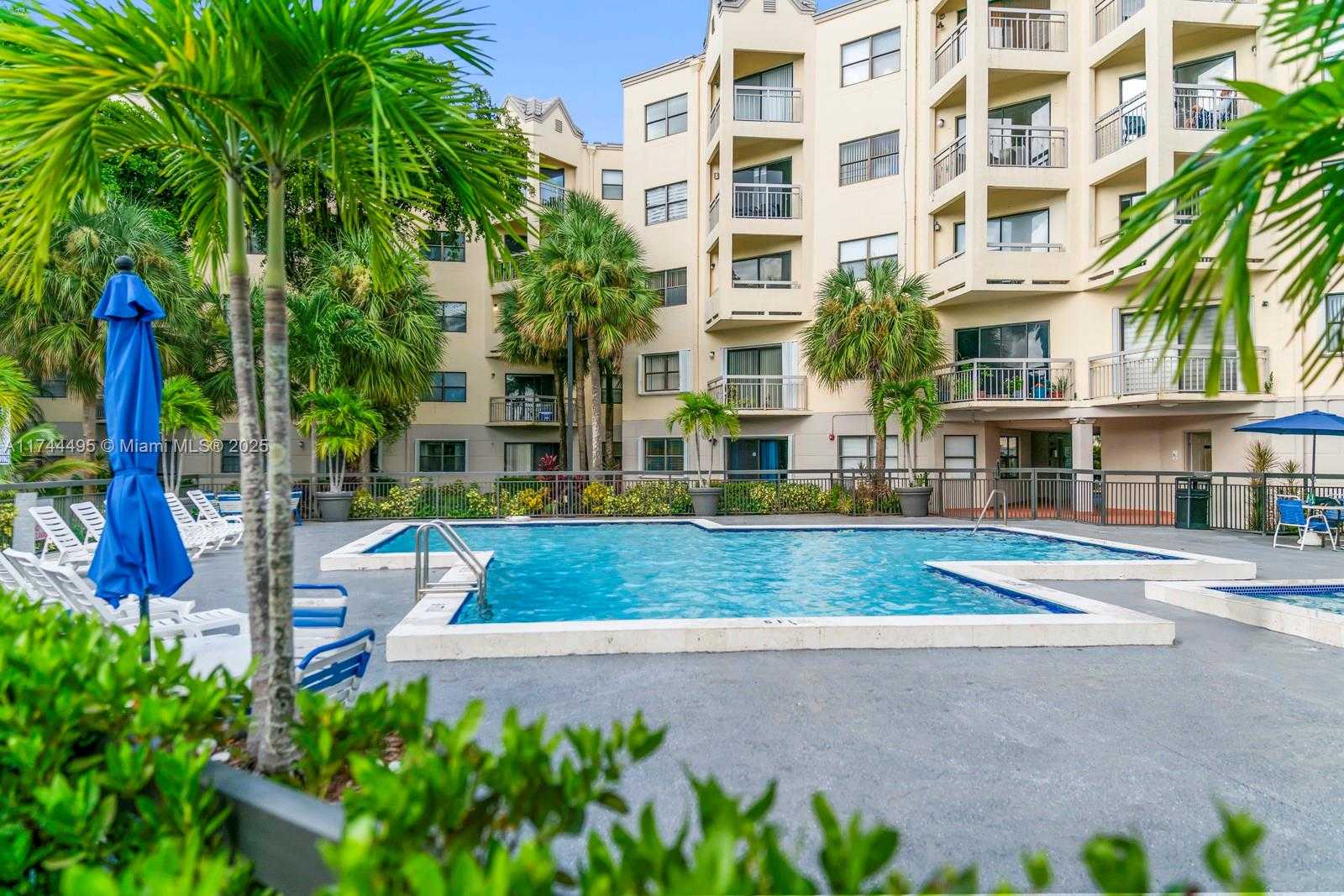Small Image of 8290 LAKE DR #549, Doral Number 3