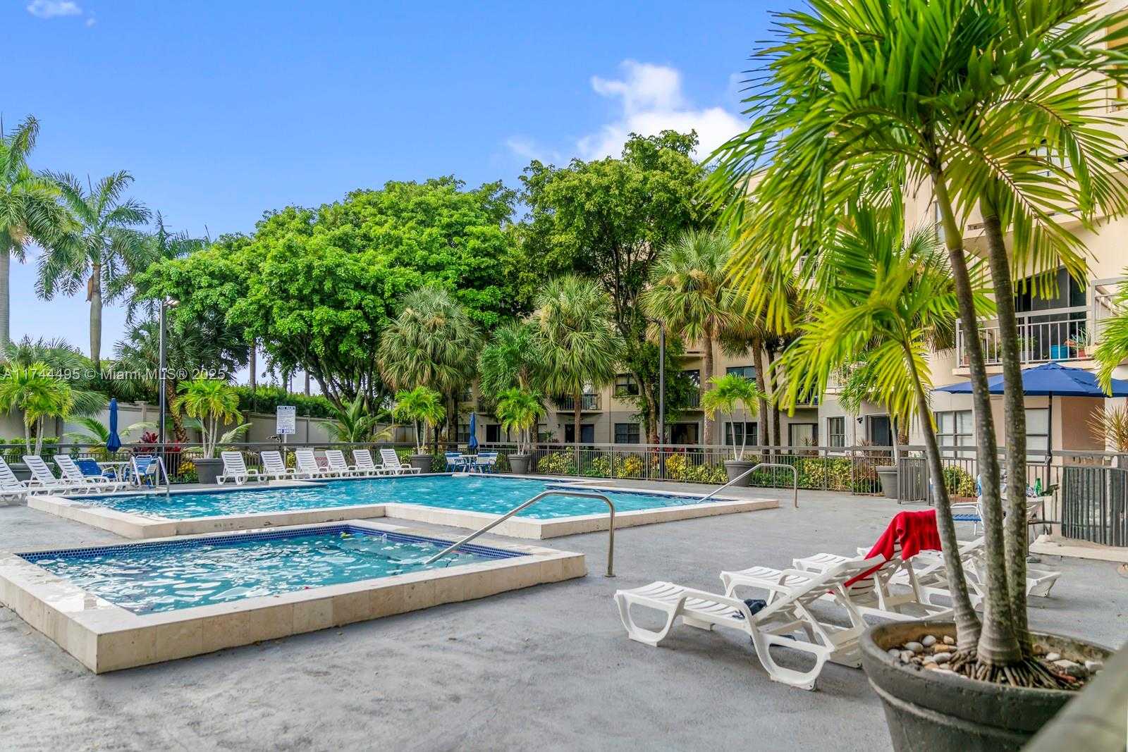 Small Image of 8290 LAKE DR #549, Doral Number 4
