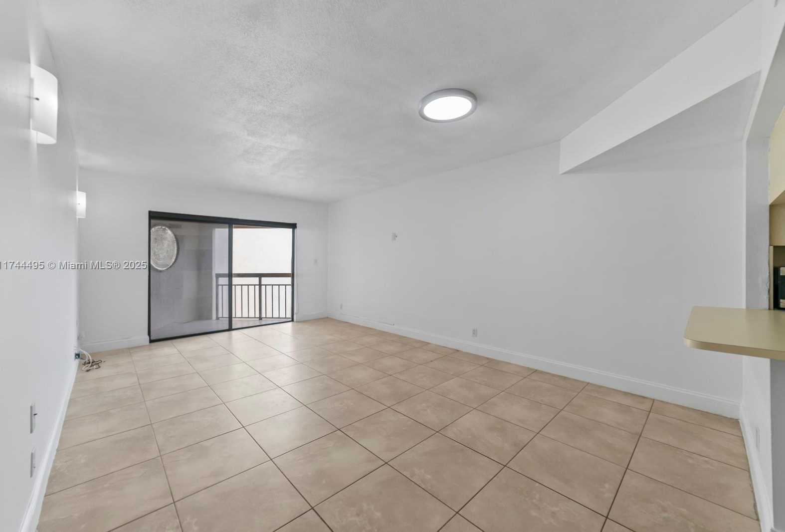 Small Image of 8290 LAKE DR #549, Doral Number 7